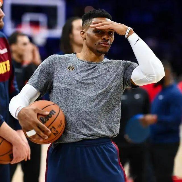 包含马刺横扫墨西哥男篮，威斯布鲁克送出助攻的词条