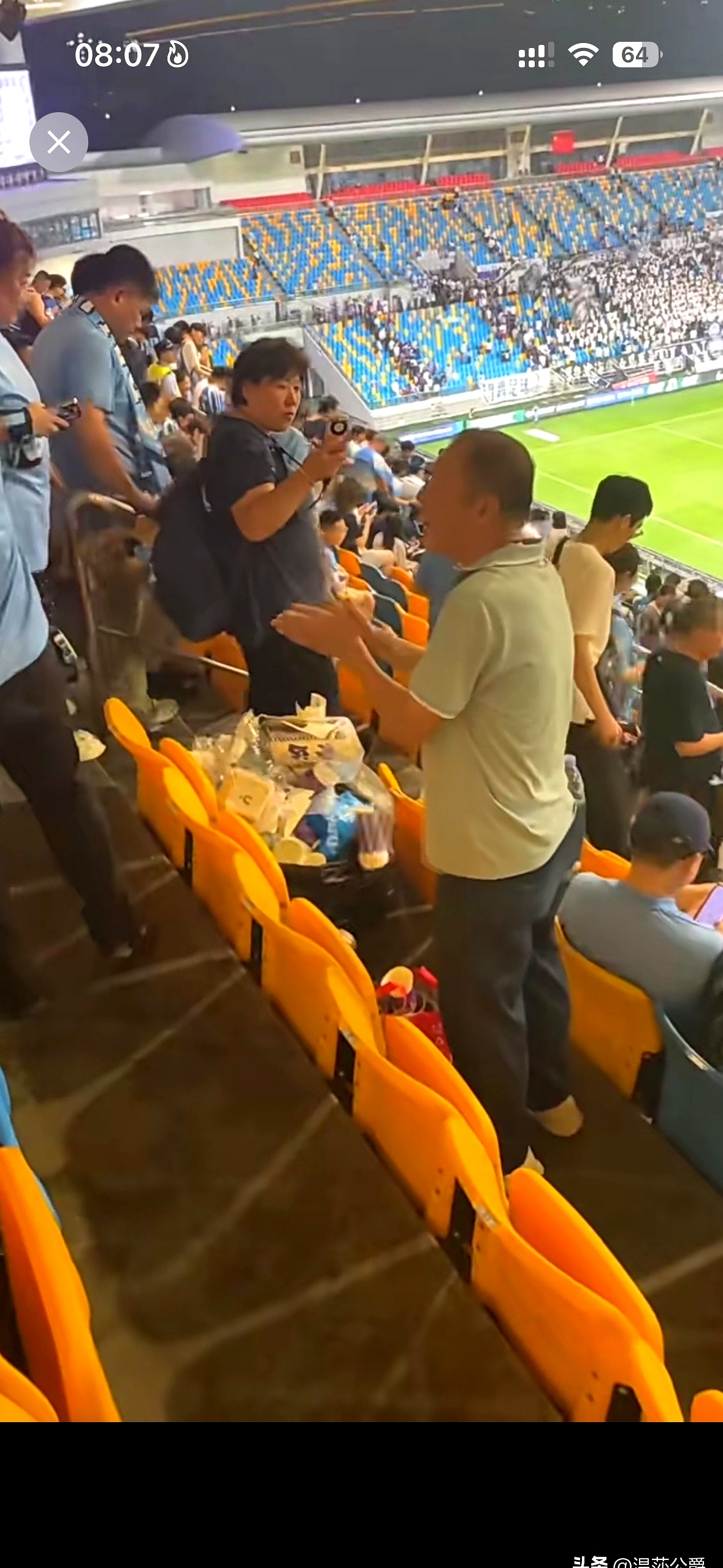 热情高涨，足球热潮在各大球场掀起波澜