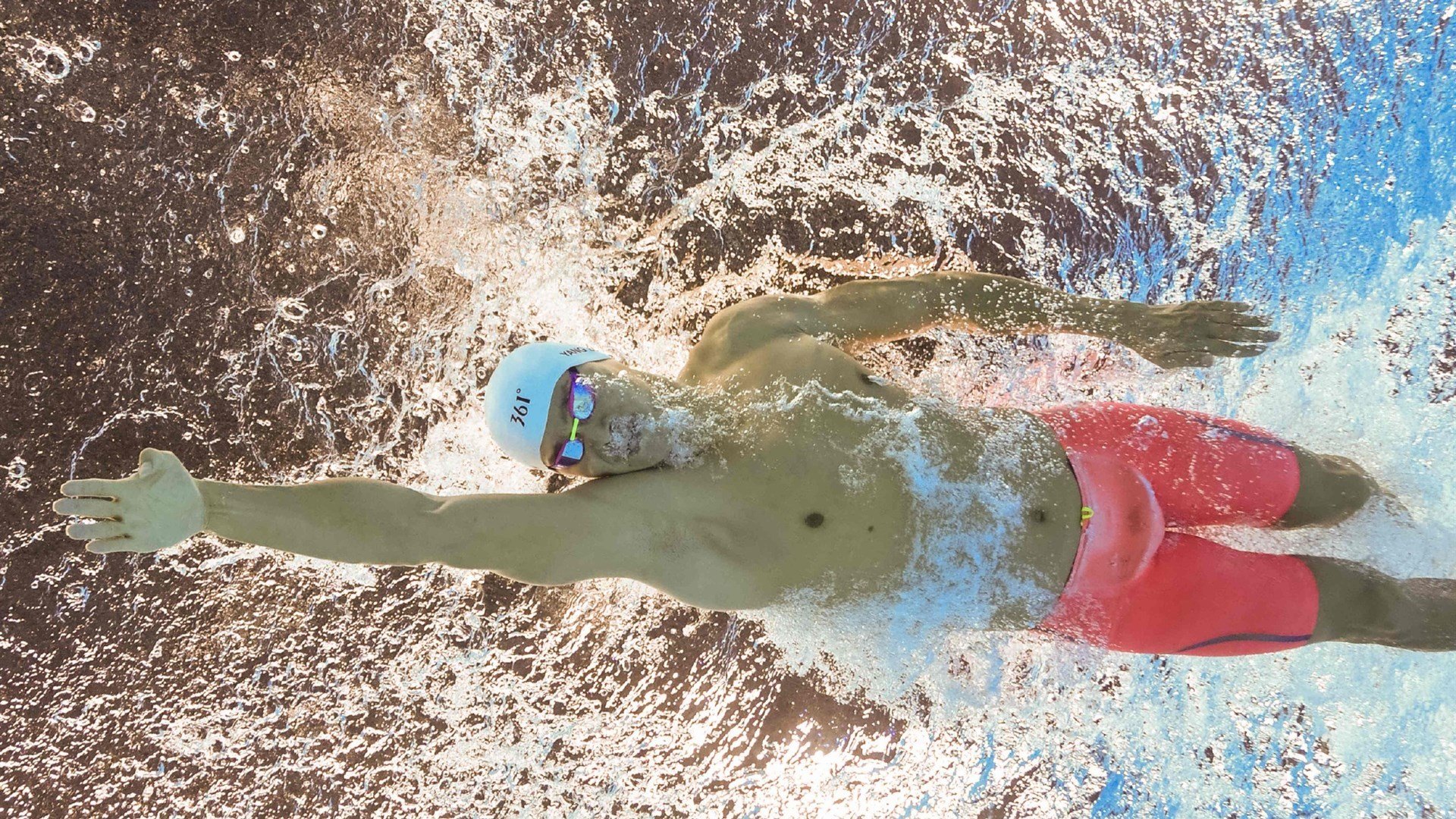 黄潜奇迹与赛道魔法，当足球的坚韧遇见F1的精密